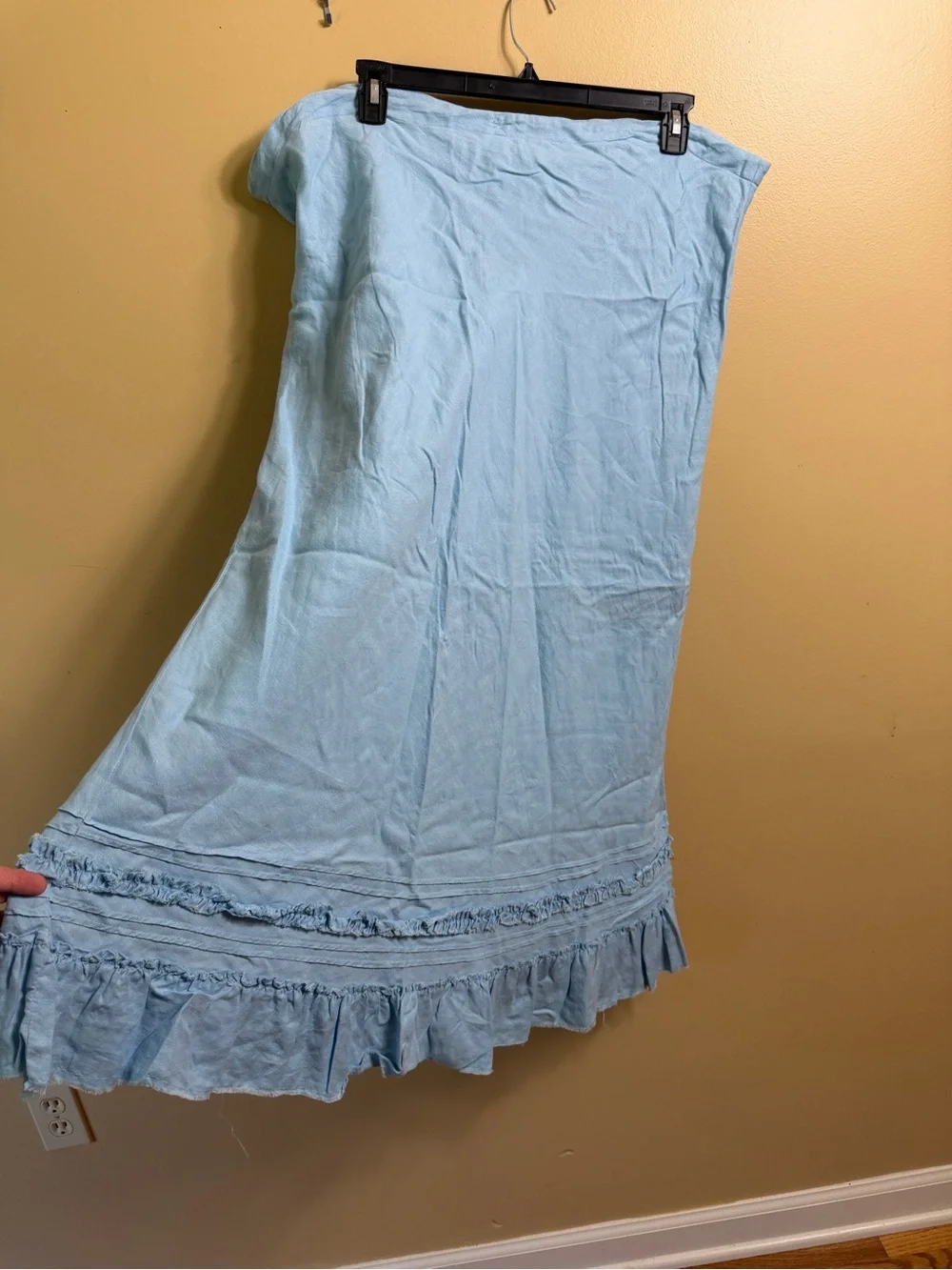 Old Navy 100% linen ruffled blue maxi skirt. Size 20.
